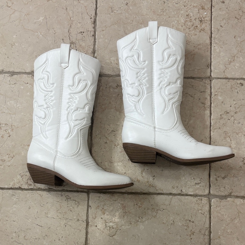 Elegant White Heeled Cowboy Boots